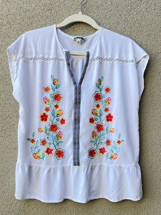 The Pioneer Woman Tops - The Pioneer Woman White Embroidered Floral Peplum Tunic